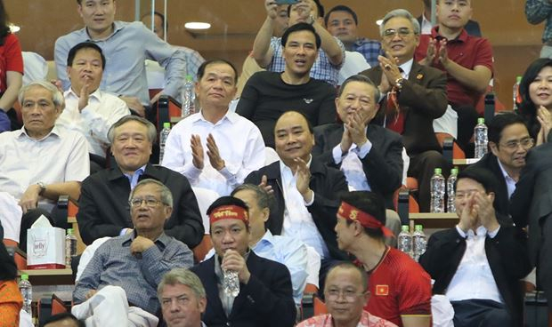 Thủ tướng Nguyễn Xu&acirc;n Ph&uacute;c c&ugrave;ng nhiều l&atilde;nh đạo Đảng, Nh&agrave; nước tới S&acirc;n vận động Mỹ Đ&igrave;nh chứng kiến trận b&aacute;n kết lượt về Việt Nam - Philippines, tối 6/12. - Ảnh: VGP