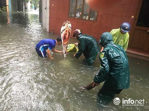 Lực lượng d&acirc;n ph&ograve;ng phường T&acirc;n Ch&iacute;nh (quận Thanh Kh&ecirc;, Đ&agrave; Nẵng) gi&uacute;p khơi th&ocirc;ng cống r&atilde;nh để giảm ngập lụt tại c&aacute;c khu d&acirc;n cư tr&ecirc;n địa b&agrave;n phường do mưa lớn từ đ&ecirc;m 8/12 đến trưa nay 9/12. (Ảnh: HC)