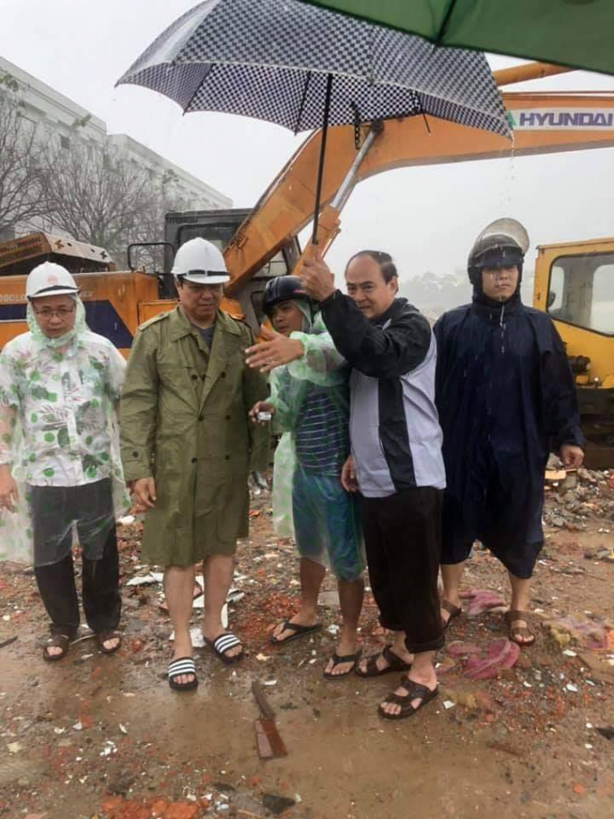 Chủ tịch UBND TP Đ&agrave; Nẵng Huỳnh Đức Thơ&nbsp;kiểm tra c&ocirc;ng tr&igrave;nh tho&aacute;t nước tại khu vực Đảo Xanh. Ảnh: Danang.gov.vn.