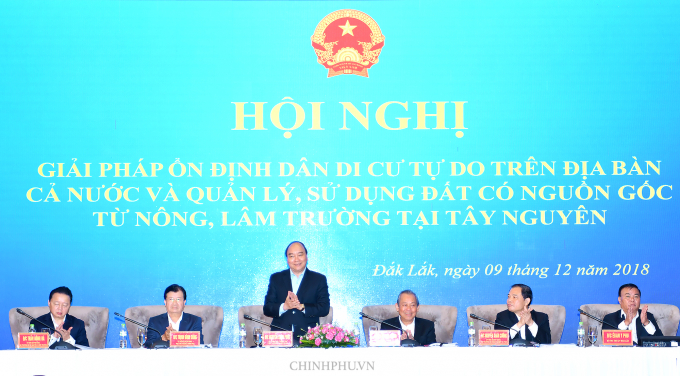 Thủ tướng Ch&iacute;nh phủ Nguyễn Xu&acirc;n Ph&uacute;c c&ugrave;ng c&aacute;c Ph&oacute; Thủ tướng Trương H&ograve;a B&igrave;nh, Trịnh Đ&igrave;nh Dũng chủ tr&igrave; Hội nghi. (Ảnh Chinhphu.vn)