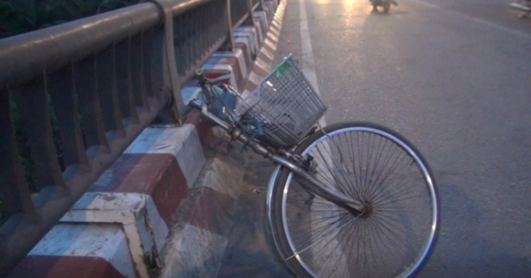 TPHCM: Xe máy va chạm với xe đạp, 3 người bị thương