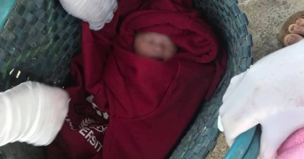 Xót xa bé trai còn dây rốn bị vứt bỏ ngoài đường kiến cắn, muỗi đốt đỏ mặt