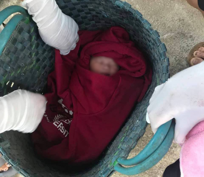 B&eacute; trai sơ sinh bị bỏ b&ecirc;n đường.