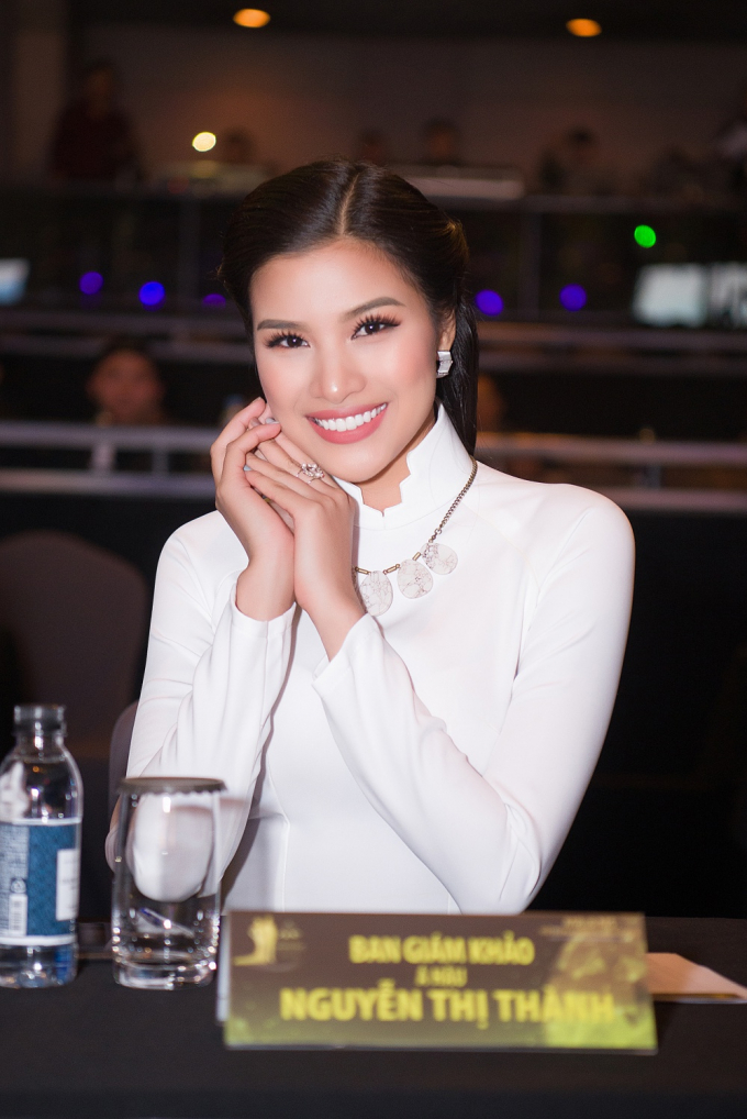 Nguyễn Thị Th&agrave;nh mặc &aacute;o d&agrave;i ngồi ghế gi&aacute;m khảo cuộc thi Hoa hậu tại H&agrave;n Quốc