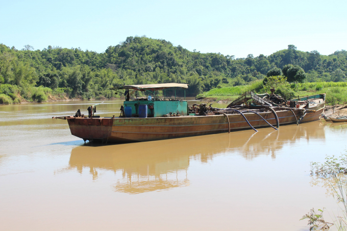 C&aacute;c t&agrave;u h&uacute;t c&aacute;t tr&ecirc;n s&ocirc;ng Đồng Nai.