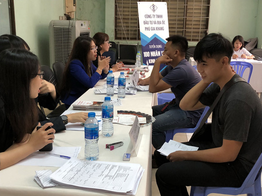 Người lao động t&igrave;m việc l&agrave;m thời vụ tại s&agrave;n giao dịch việc l&agrave;m TP HCM