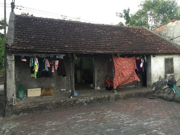 Gia đ&igrave;nh chị Hương chung sống trong căn nh&agrave; cũ kỹ&nbsp;