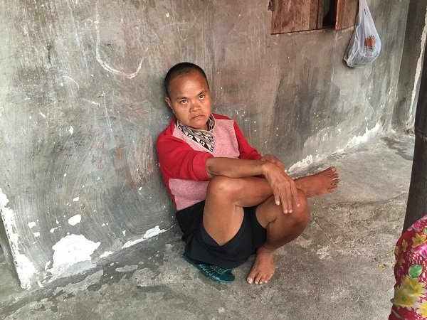 Chị Hương c&ograve;n nu&ocirc;i một người chị bị t&acirc;m thần, d&ugrave; t&iacute;nh t&igrave;nh hiền l&agrave;nh kh&ocirc;ng quấy ph&aacute; nhưng cũng kh&ocirc;ng biết l&agrave;m g&igrave; gi&uacute;p đỡ, chỉ ngồi một chỗ