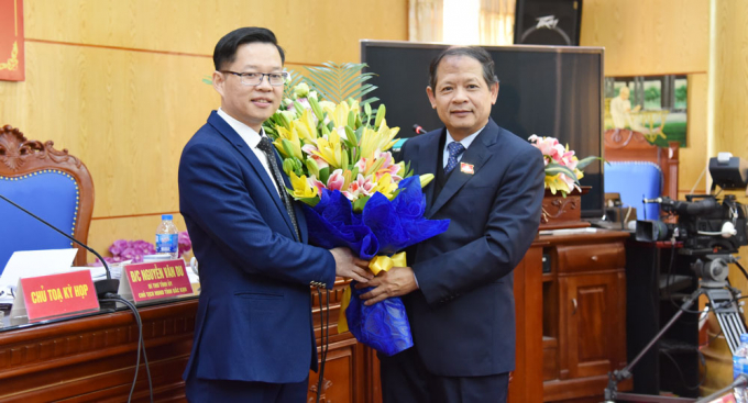 &Ocirc;ng Đinh Quang Tuy&ecirc;n (trái), Chủ tịch UBND TP Bắc Kạn được b&acirc;̀u giữ chức Phó chủ tịch UBND tỉnh Bắc Kạn.