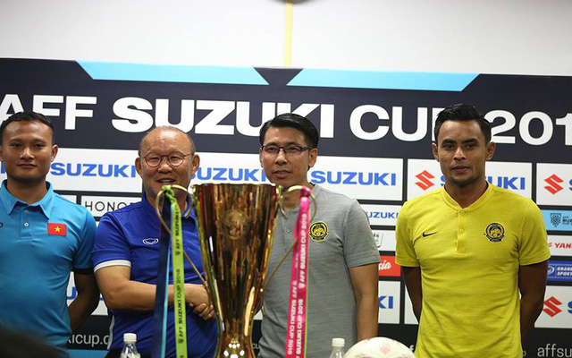 HLV Park Hang Seo v&agrave; Tan Cheng Hoe bắt tay nhau trước trận đấu