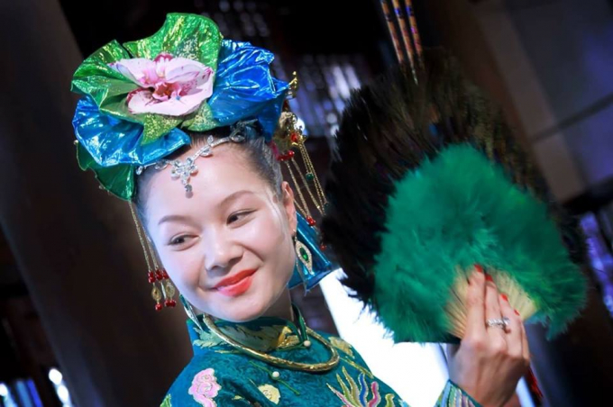 C&aacute;c nghi lễ d&acirc;n gian được tr&igrave;nh diễn với sự tham gia hầu Th&aacute;nh của 12 thanh đồng trẻ tuổi