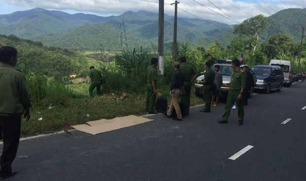 Lực lượng chức năng kh&aacute;m nghiệm hiện trường.