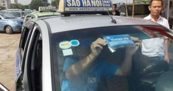 Vì sao giá xăng giảm mạnh nhiều lần, cước taxi bất động?