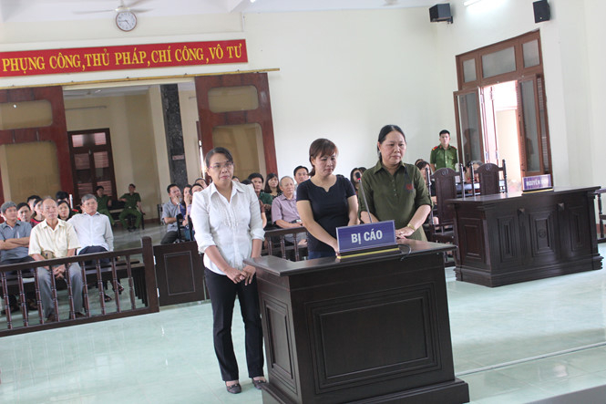 C&aacute;c bị c&aacute;o tại phi&ecirc;n t&ograve;a sơ thẩm ng&agrave;y 16/8. ẢNH: ĐỨC HUY (X&eacute;t xử vụ &aacute;n tham &ocirc; tại Trường Ch&iacute;nh trị Ph&uacute; Y&ecirc;n). Nguồn Thanhnien.vn