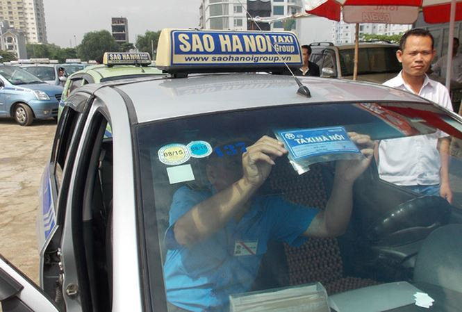 Doanh nghiệp taxi cho biết, mỗi lần điều chỉnh gi&aacute; cước mỗi taxi c&ograve;n phải thay tem nh&atilde;n b&aacute;o gi&aacute;, đồng hồ cước mất &iacute;t nhất 1 ng&agrave;y. ảnh: A. Trọng