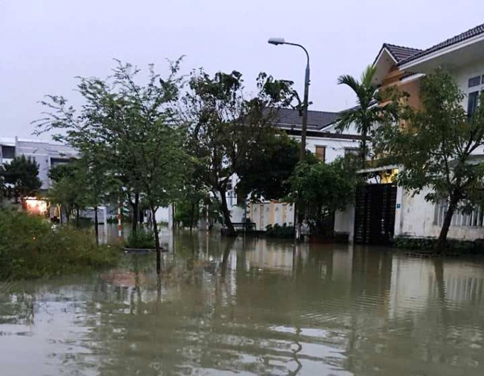 Trước t&igrave;nh h&igrave;nh ngập lụt tại TP Tam Kỳ, c&aacute;c em học sinh tr&ecirc;n địa b&agrave;n tiếp tục nghỉ học ng&agrave;y 11/12.