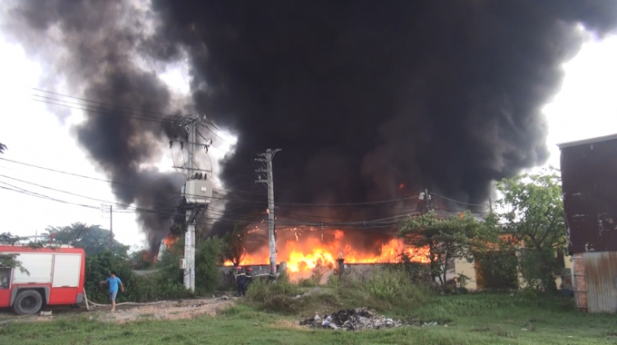 Cột kh&oacute;i cao h&agrave;ng chục m&eacute;t k&egrave;m theo đ&oacute; l&agrave; lửa bốc ch&aacute;y dữ dội