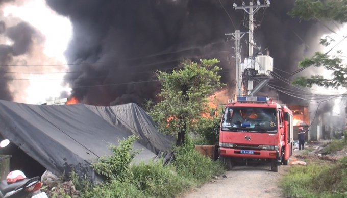 24 xe chữa ch&aacute;y đ&atilde; được huy động để tham gia dập lửa