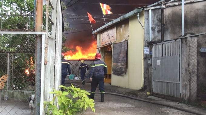 C&aacute;c chiến sĩ nỗ lực khống chế kh&ocirc;ng cho đ&aacute;m ch&aacute;y lan sang ng&ocirc;i ch&ugrave;a b&ecirc;n cạnh