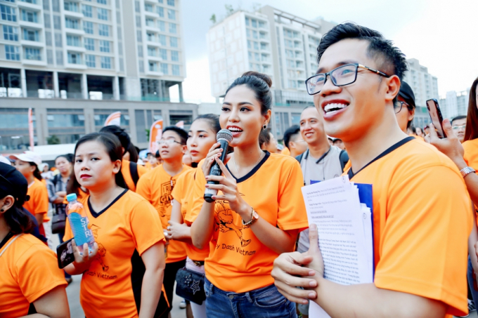 Hoa hậu Dy Khả H&acirc;n mua bức tranh Thiện g&oacute;p tấm l&ograve;ng v&agrave;o quỹ