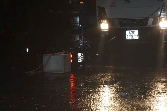 Tuyến đường tối, trời mưa nạn nh&acirc;n kh&ocirc;ng nh&igrave;n thấy đường d&acirc;y điện.