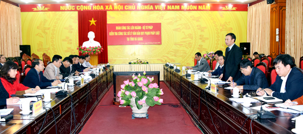 Đo&agrave;n c&ocirc;ng t&aacute;c của Bộ Tư ph&aacute;p l&agrave;m việc với tỉnh H&agrave; Giang. (Ảnh: Baohagiang.vn).