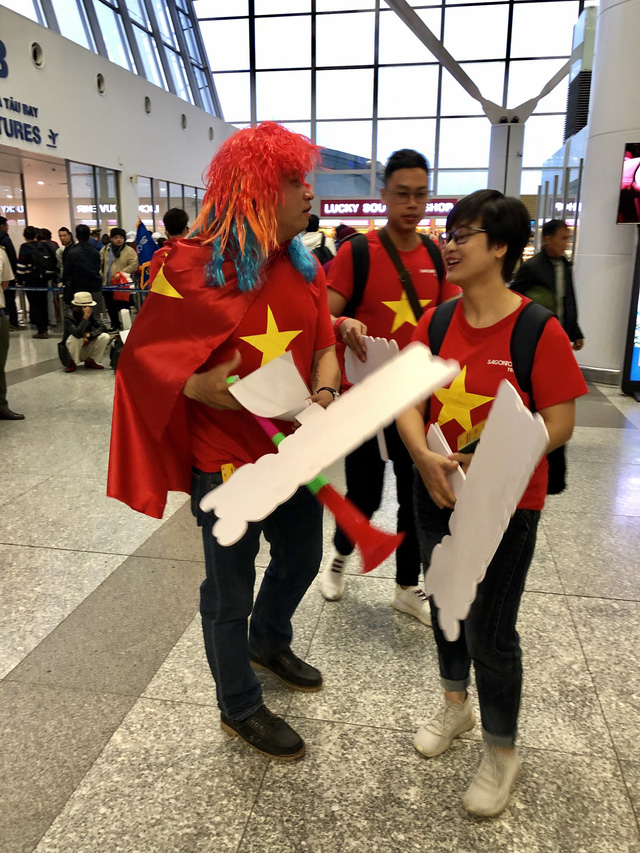 H&agrave;ng ng&agrave;n CĐV mang