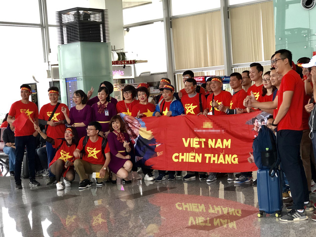 H&agrave;ng ng&agrave;n CĐV mang