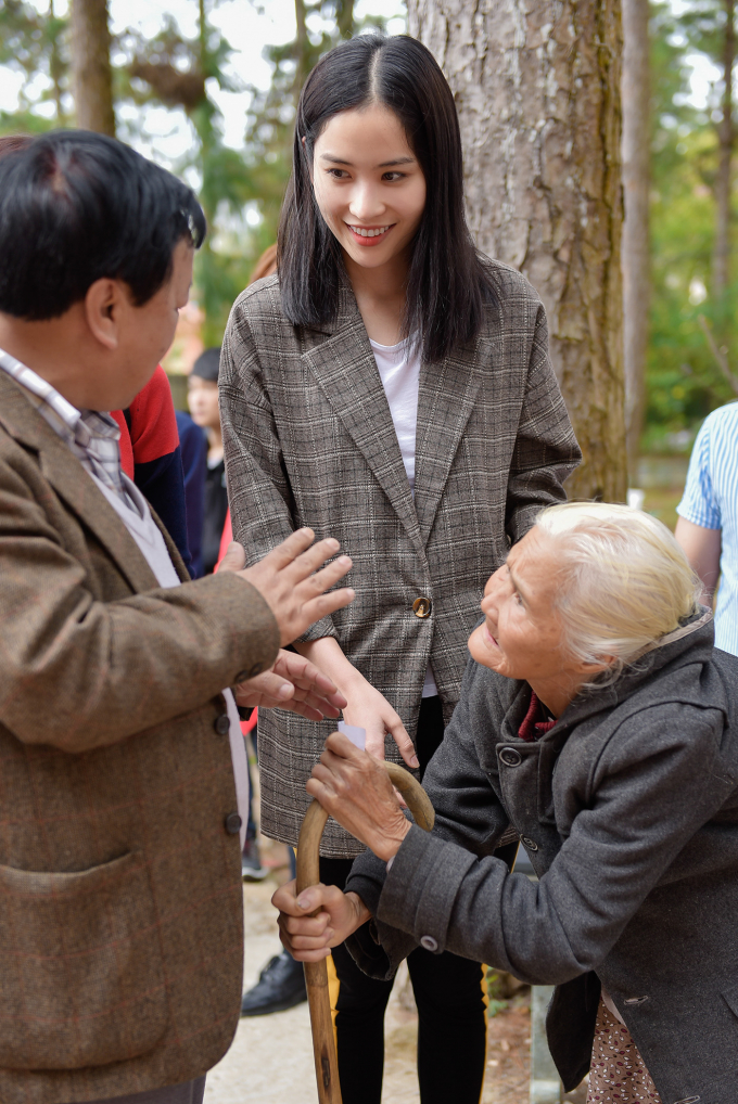 Hậu Ami Fashion Show, Nam Anh đi trao 200 phần qu&agrave; &yacute; nghĩa cho người kh&oacute; khăn