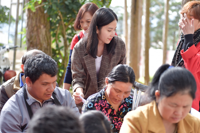 Đo&agrave;n đ&atilde; trao lần lượt 200 phần qu&agrave; gồm gạo v&agrave; c&aacute;c loại nhu yếu phẩm cần thiết như dầu ăn, muối ti&ecirc;u đường, sữa, m&igrave; g&oacute;i. Số tiền quy&ecirc;n g&oacute;p từ c&aacute;c mạnh thường qu&acirc;n v&agrave; nh&agrave; hảo t&acirc;m, với mục ti&ecirc;u chia sẻ kh&oacute; khăn v&agrave; gi&uacute;p mọi người đ&oacute;n năm mới no ấm hơn.