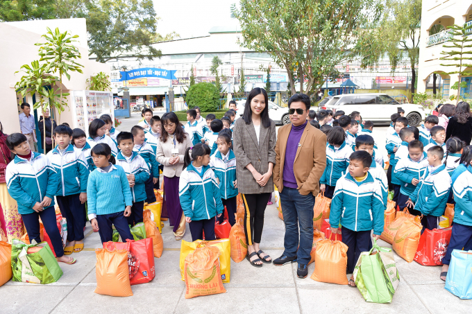 Hậu Ami Fashion Show, Nam Anh đi trao 200 phần qu&agrave; &yacute; nghĩa cho người kh&oacute; khăn