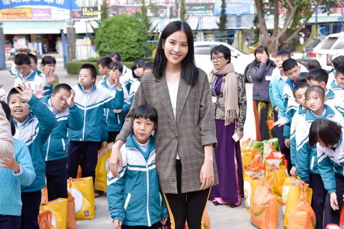 Tham gia chương tr&igrave;nh bằng tấm l&ograve;ng nhiệt th&agrave;nh, Nam Anh xuất hiện giản dị v&agrave; mộc mạc với chiếc &aacute;o kho&aacute;c giữ ấm c&ugrave;ng vẻ ngo&agrave;i tươi tắn rạng rỡ. Kh&ocirc;ng chỉ c&ugrave;ng trao gửi những m&oacute;n qu&agrave; tinh thần nhiều y&ecirc;u thương, Nam Anh c&ograve;n &acirc;n cần hỏi thăm những cụ gi&agrave;, chơi đ&ugrave;a c&ugrave;ng c&aacute;c em nhỏ.&nbsp;