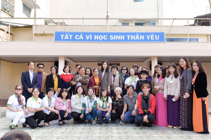 Hậu Ami Fashion Show, Nam Anh đi trao 200 phần qu&agrave; &yacute; nghĩa cho người kh&oacute; khăn