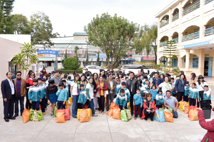 Giữa tiết trời se lạnh của buổi s&aacute;ng sớm, Nam Anh c&ugrave;ng c&aacute;c th&agrave;nh vi&ecirc;n trong đo&agrave;n đ&atilde; chia sẻ v&agrave;