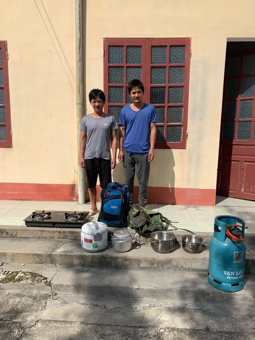 Nguyễn Hữu Th&agrave;nh (tr&aacute;i), L&ecirc; Quốc H&ugrave;ng v&agrave; c&aacute;c tang vật thu được. (Ảnh: C&ocirc;ng an Thanh H&oacute;a)