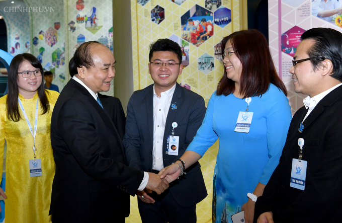 &nbsp;Thủ tướng thăm hỏi đại biểu l&agrave; sinh vi&ecirc;n Việt Nam tại nước ngo&agrave;i.