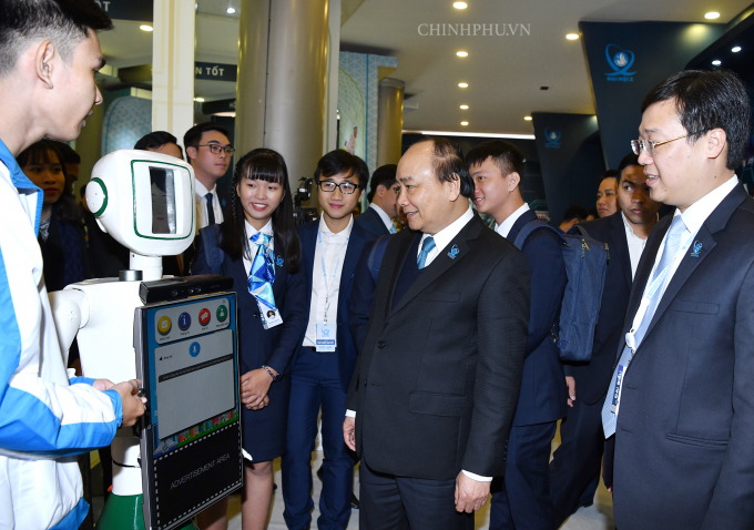 &nbsp;Thủ tướng thăm quan Triển l&atilde;m Kh&aacute;t vọng sinh vi&ecirc;n Việt Nam.