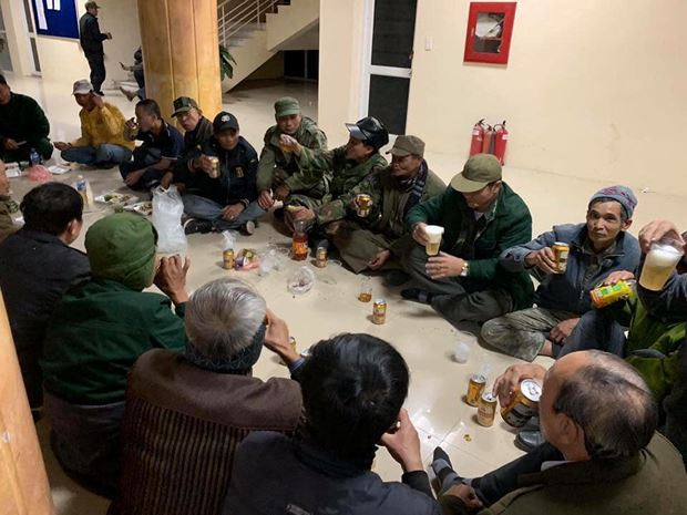 C&aacute;c thương binh đ&atilde; lao v&agrave;o trụ sở VFF nằm ăn vạ, ăn nhậu bừa b&atilde;i.