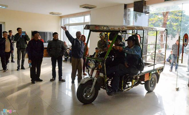 Thương binh lao cả xe v&ocirc; trụ sở VFF, một h&agrave;nh động đ&aacute;ng l&ecirc;n &aacute;n - ảnh Zing