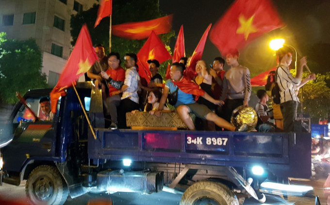 Cổ động vi&ecirc;n ăn mừng chiến thắng của đội tuyển Việt Nam sau trận b&aacute;n kết lượt về h&ocirc;m 6/12.