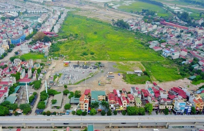 Gần 10 năm, dự &aacute;n Khu nh&agrave; ở Văn La vẫn l&agrave; b&atilde;i đất trống, cỏ mọc hoang.