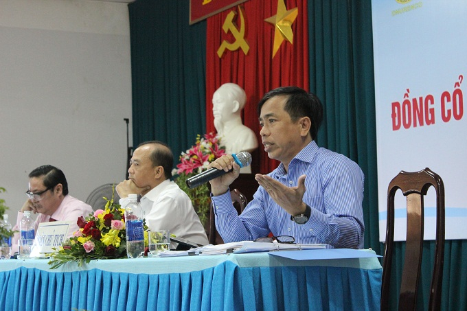 Biểu quyết miễn nhiệm chức vụ Chủ tịch HĐQT c&ocirc;ng ty đối với &ocirc;ng Nguyễn Thanh H&ugrave;ng (giữa) v&agrave; Tổng Gi&aacute;m đốc c&ocirc;ng ty đối với &ocirc;ng Đặng Đức Vũ (phải).