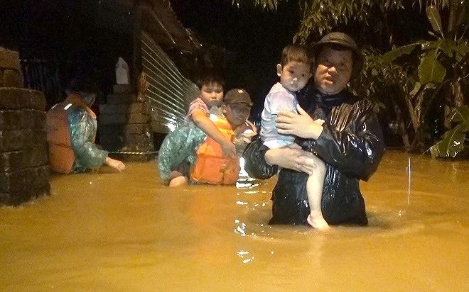 Đưa trẻ em ra khỏi c&aacute;c điểm bị ngập trong đ&ecirc;m tối.