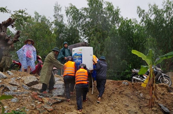 Chuyển đồ đạc của người d&acirc;n ra khỏi v&ugrave;ng ngập lụt