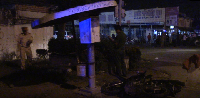 Lực lượng chức năng kh&aacute;m nghiệm, điều tra vụ việc.