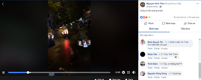 Tại Đ&agrave; Nẵng, cổ động vi&ecirc;n n&agrave;y livestreaming cảnh người h&acirc;m mộ được CSGT th&agrave;nh phố &ldquo;dẫn đường&rdquo; đi b&atilde;o. Cảnh tượng diễn ra với kh&ocirc;ng kh&iacute; rất vui nhộn v&agrave; th&acirc;n thiện.