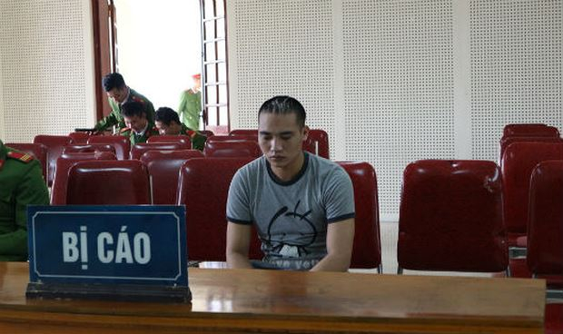 M&aacute;i t&oacute;c h&uacute;i cua lộ r&otilde; những vết sẹo chi ch&iacute;t tr&ecirc;n đầu l&agrave; dấu vết H&ugrave;ng tự s&aacute;t nhưng bất th&agrave;nh