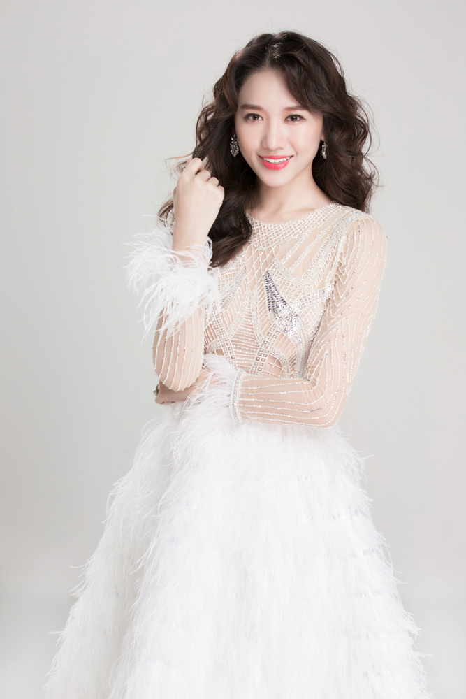 Hari Won khoe kh&eacute;o vẻ đẹp thanh khiết nhẹ nh&agrave;ng.