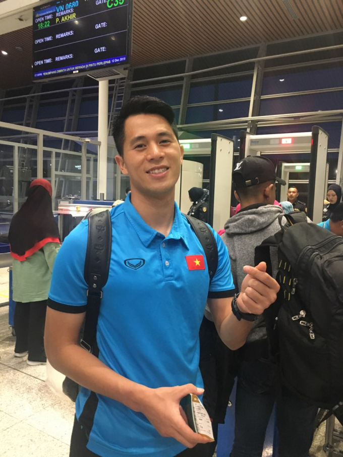 C&aacute;c cầu thủ l&agrave;m thủ tục check in tại s&acirc;n bay.