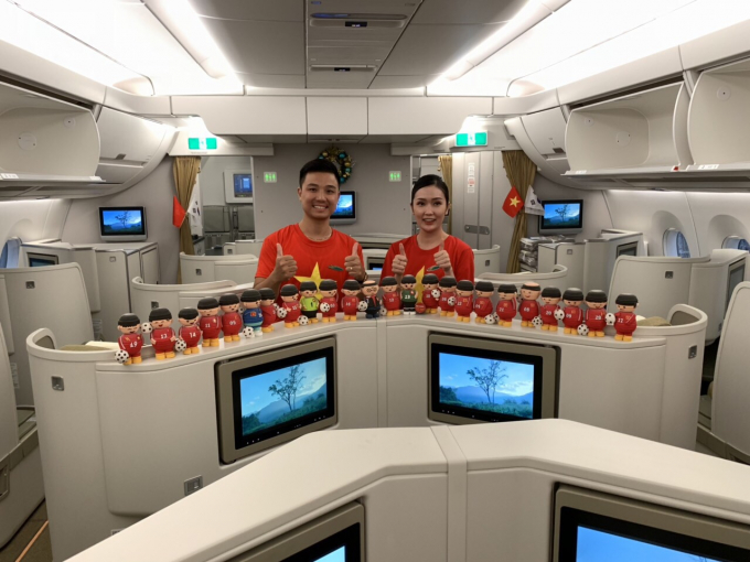 Những h&igrave;nh ảnh đầu ti&ecirc;n của đội tuyển b&oacute;ng đ&aacute; Việt Nam tại s&acirc;n bay Kuala Lumpur l&agrave;m thủ tục về H&agrave; Nội